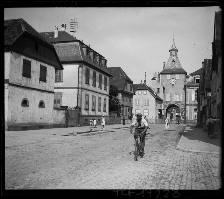 Vue intérieure, un cycliste au premier plan