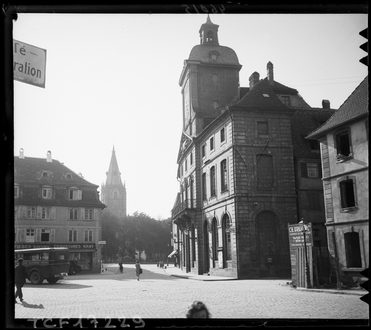 Façade latérale côté place