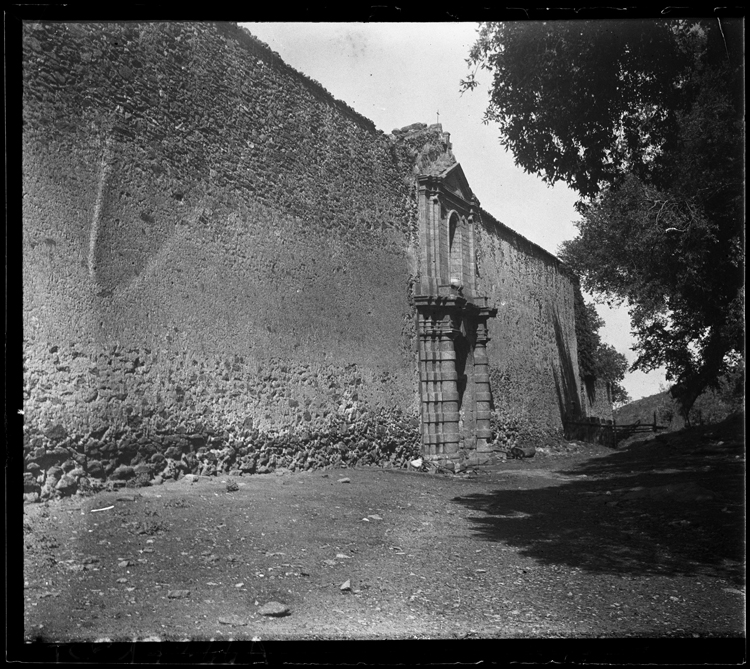 Mur d’enceinte et porte d’accès