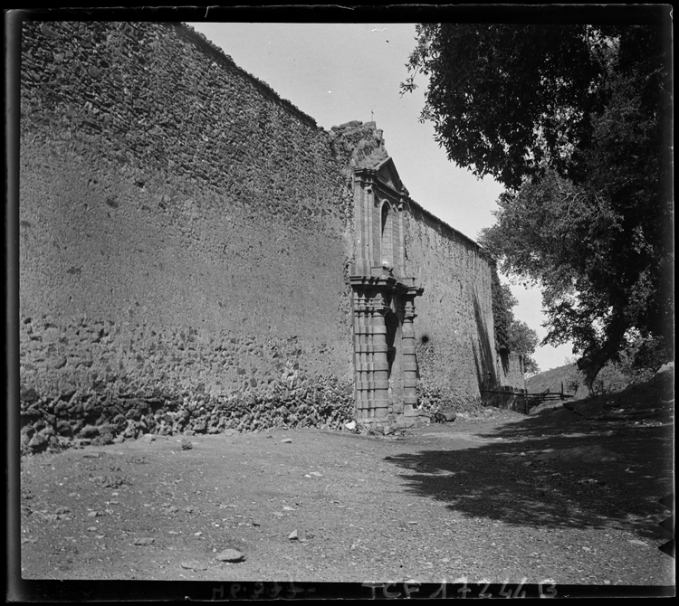 Mur d’enceinte et porte d’accès