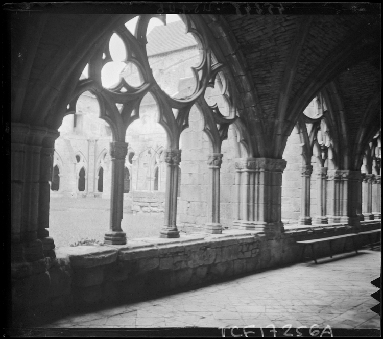 Vue partielle des arcades du cloître