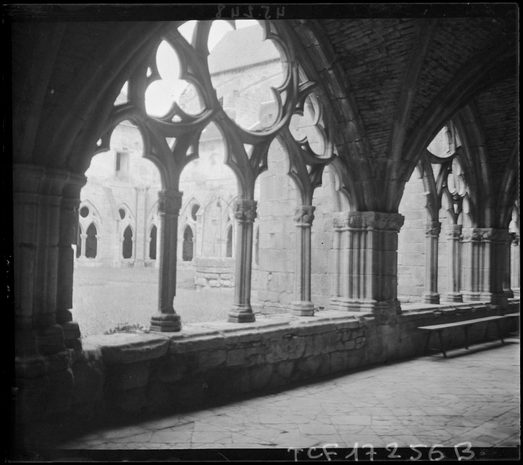 Vue partielle des arcades du cloître