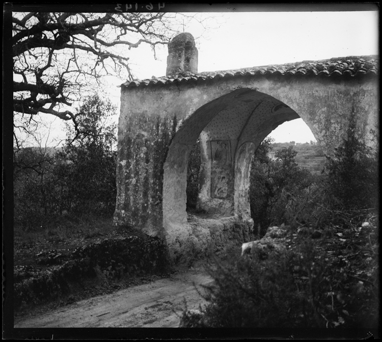 Vue latérale du porche d’entrée et de ses peintures murales