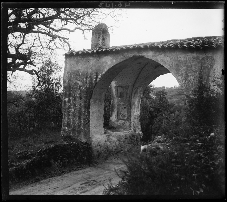 Vue latérale du porche d’entrée et de ses peintures murales