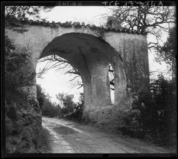 Vue latérale du porche d’entrée et de ses peintures murales