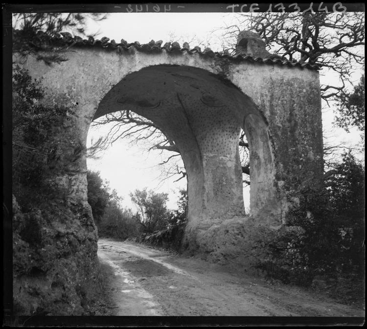 Vue latérale du porche d’entrée et de ses peintures murales