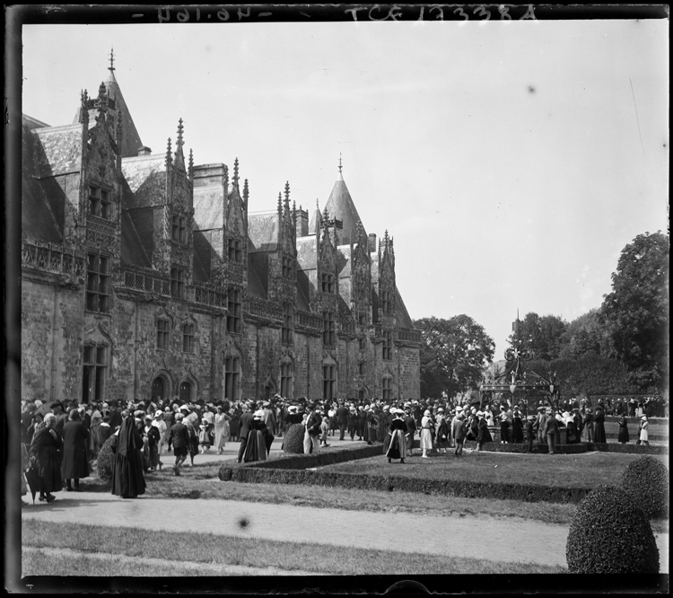 Promeneurs devant la façade sur cour