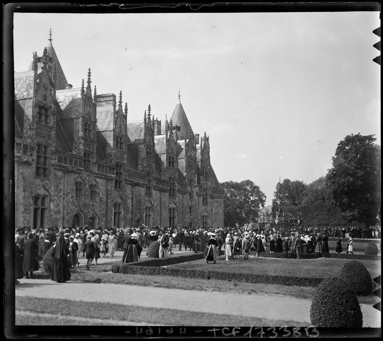 Promeneurs devant la façade sur cour