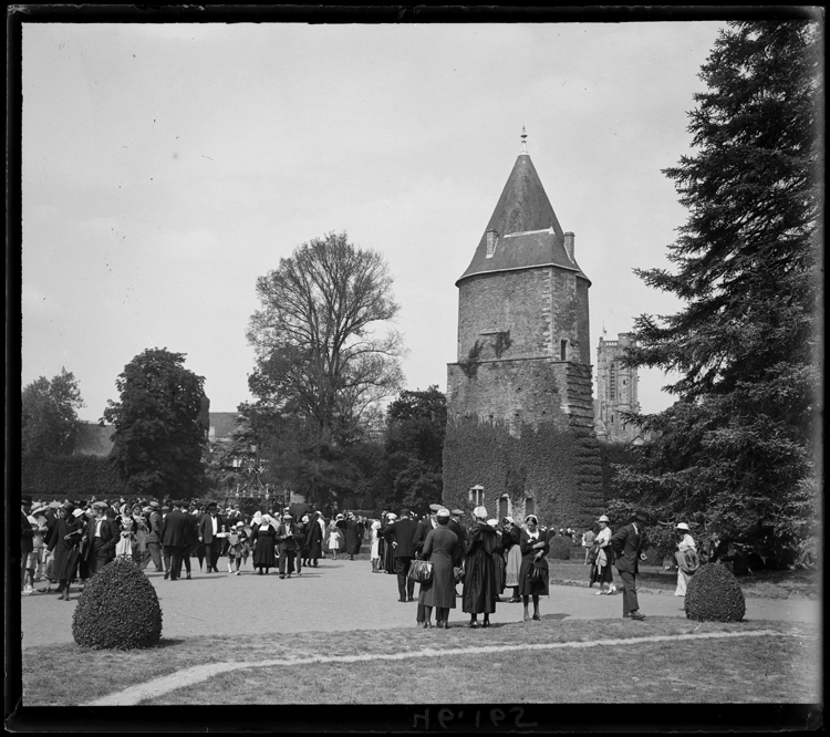 Promeneurs devant une tour côté jardin