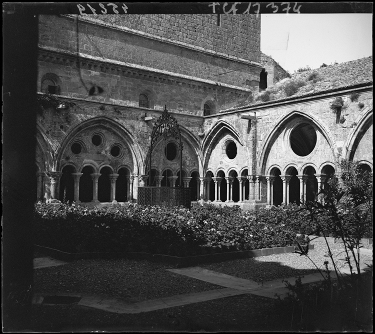 Angle du cloître pris depuis le jardin