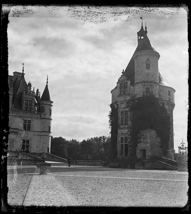 Tour des Marques et partie du château vus depuis les jardins