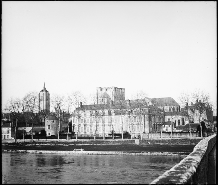 Vue sur Beaugency de l’entrée du grand pont