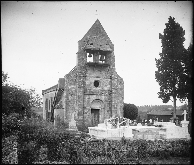 Façade ouest, le cimetière au premier plan