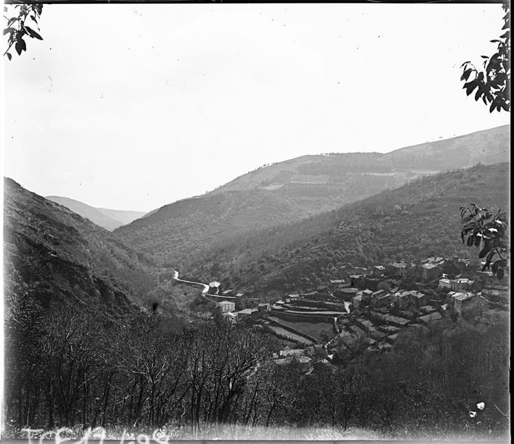 Vallée de l’Argent-Double : vue plongeante sur un village en terrasses