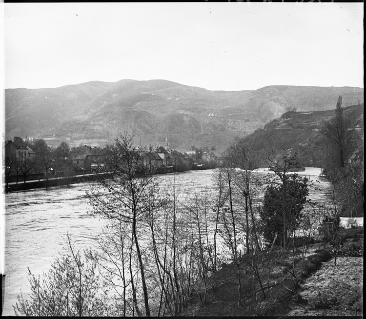 Le village pris depuis la berge du Lot