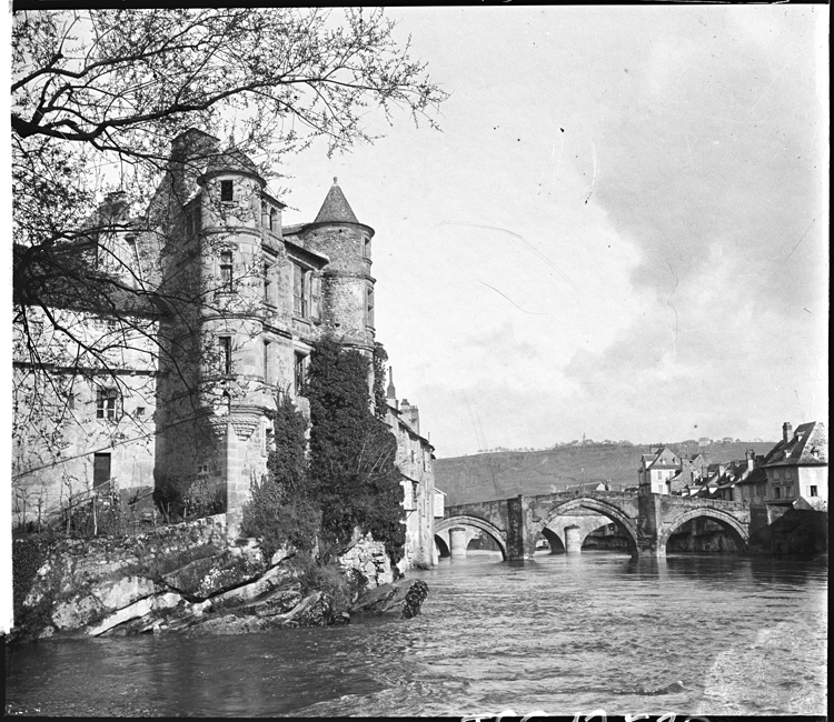 Vue depuis les berges du Lot