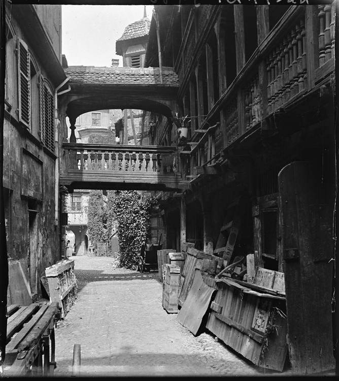 Passerelle de la cour