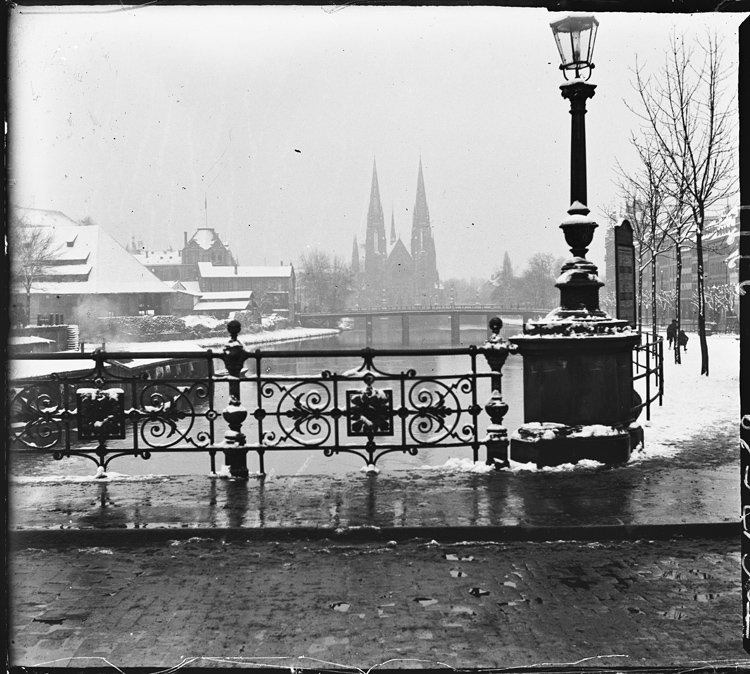 Perspective sur la façade occidentale depuis un pont