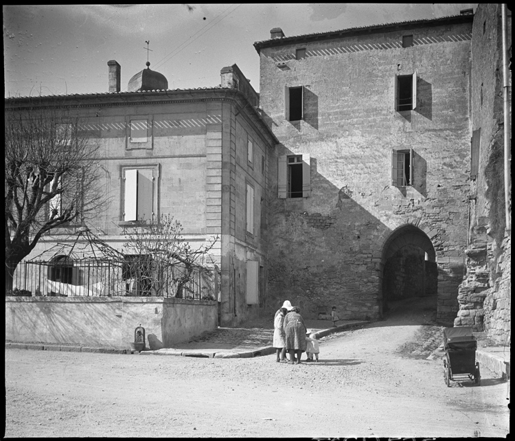 Passantes devant la porte