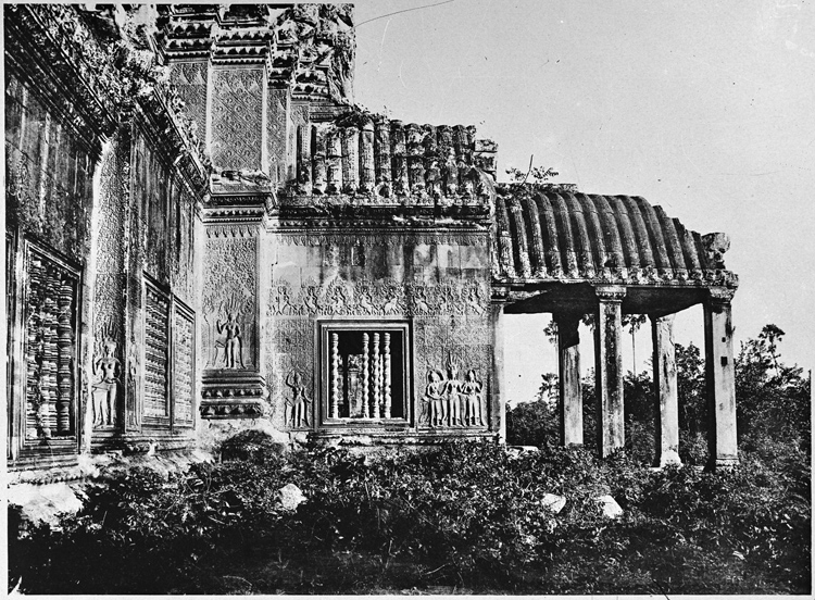 Enceinte extérieure, portique et péristyle de la tour centrale