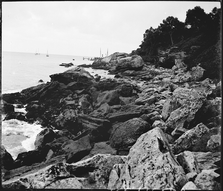 Les rochers [sur la côte]
