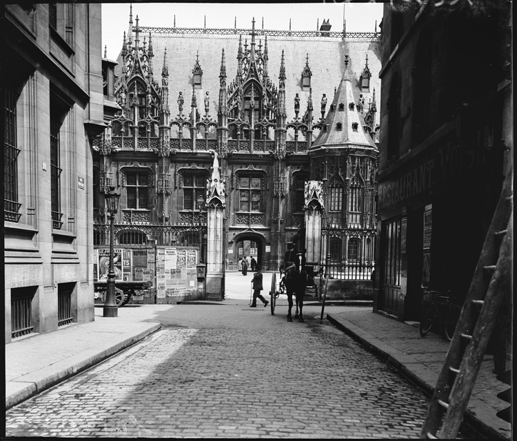 Entrée du palais prise depuis la rue Thouret