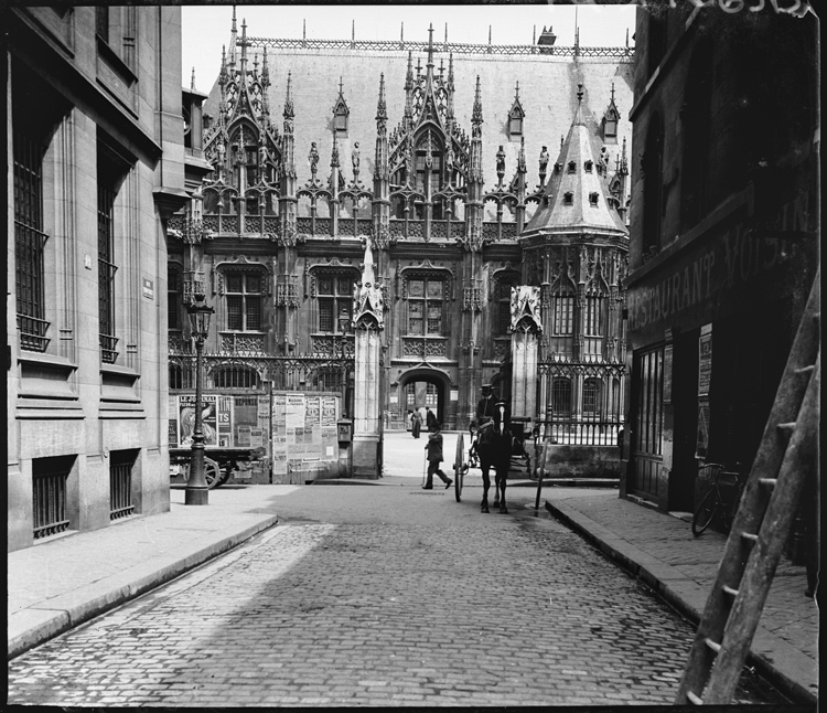 Entrée du palais prise depuis la rue Thouret