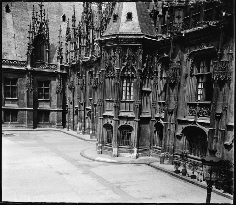 Façade d’entrée et tourelle sur cour intérieure