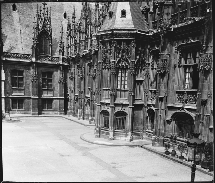 Façade d’entrée et tourelle sur cour intérieure