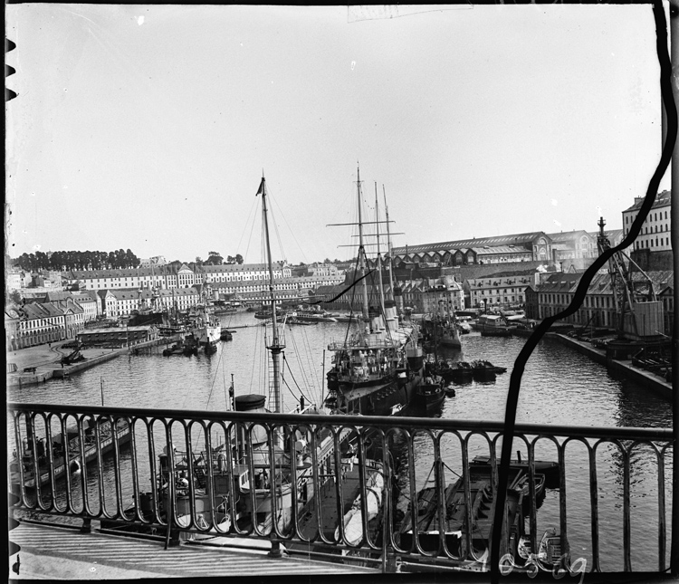 Vue sur le port depuis un pont