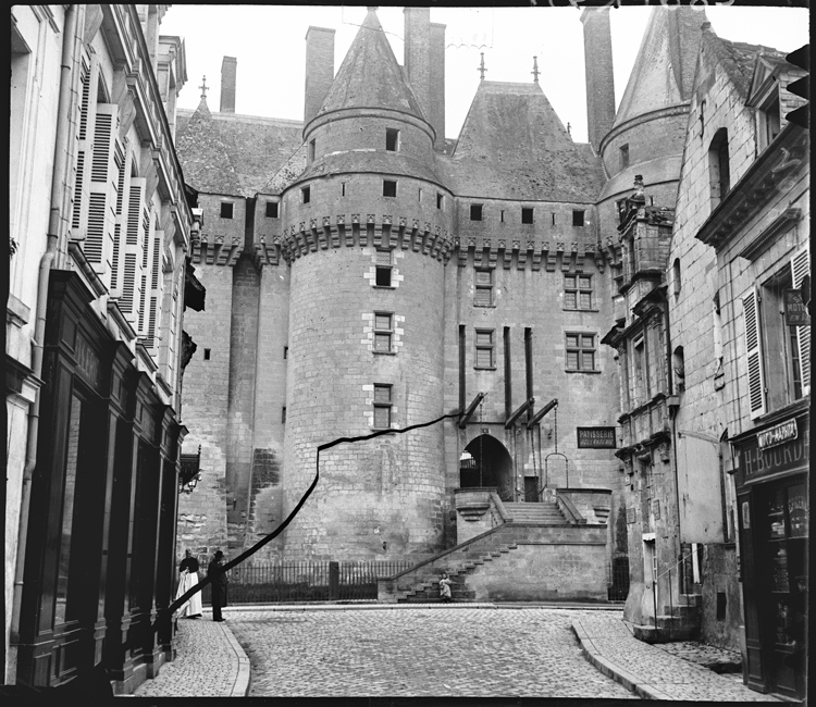 L’entrée du château depuis la rue Gambetta