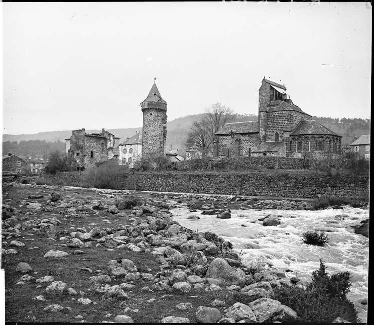 Tour et façade sud de l’église prise depuis l’Ander