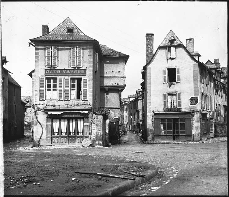 Maisons à l’angle de la rue Mansois et de l’avenue de Rodez, l’une d’elles à l’enseigne du Café Vaysse