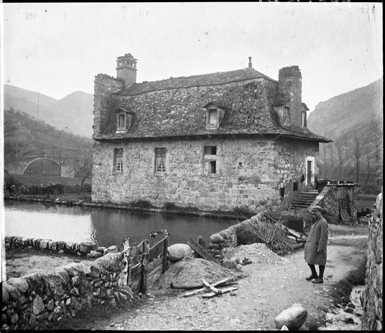 Façade sur la rivière