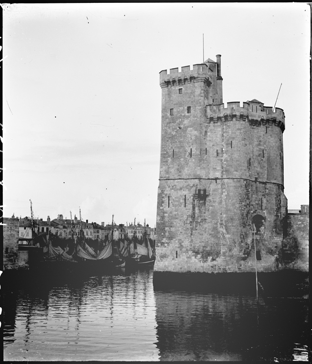 Tour et voiliers dans le vieux port