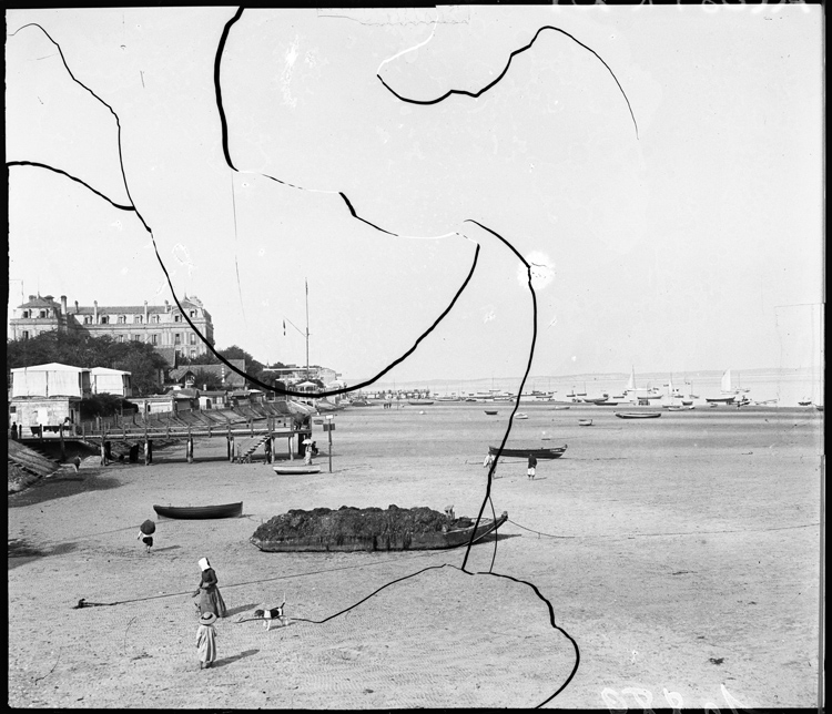 Barques et promeneurs sur la plage
