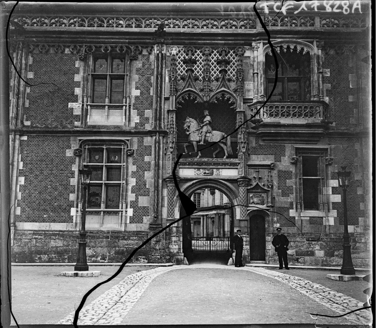 Façade sur rue : porte surmontée de la statue équestre de Louis XII