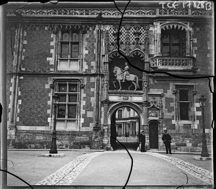 Façade sur rue : porte surmontée de la statue équestre de Louis XII