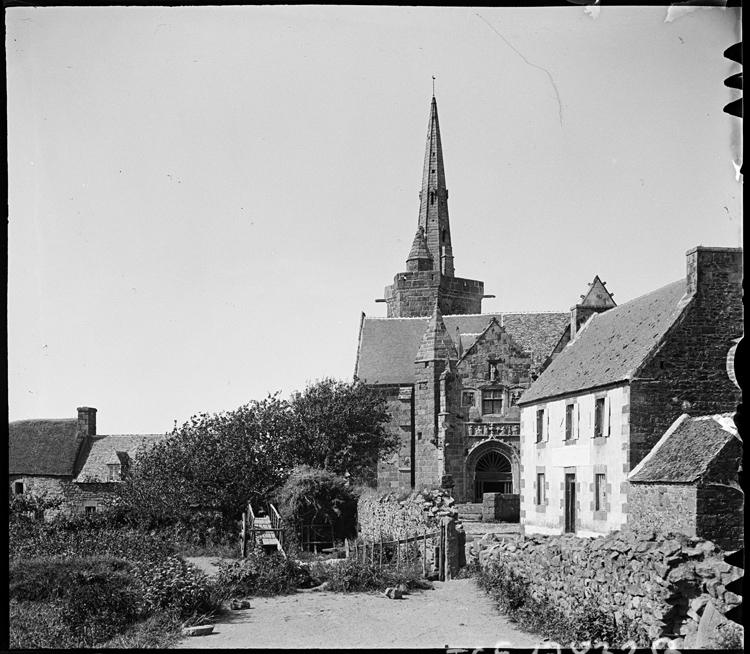 La façade d’accès vue depuis une ruelle