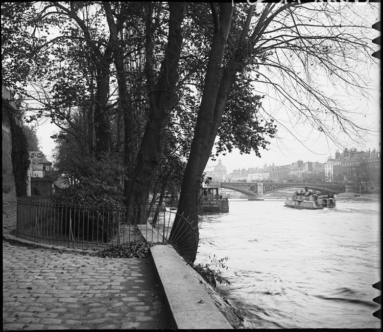 Le pont vu depuis le quai du Louvre