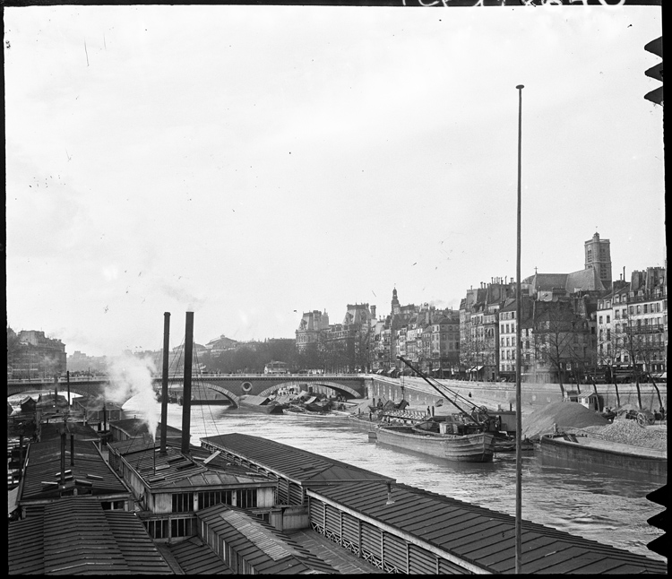 Le pont vu depuis le quai Bourbon, une usine au premier plan