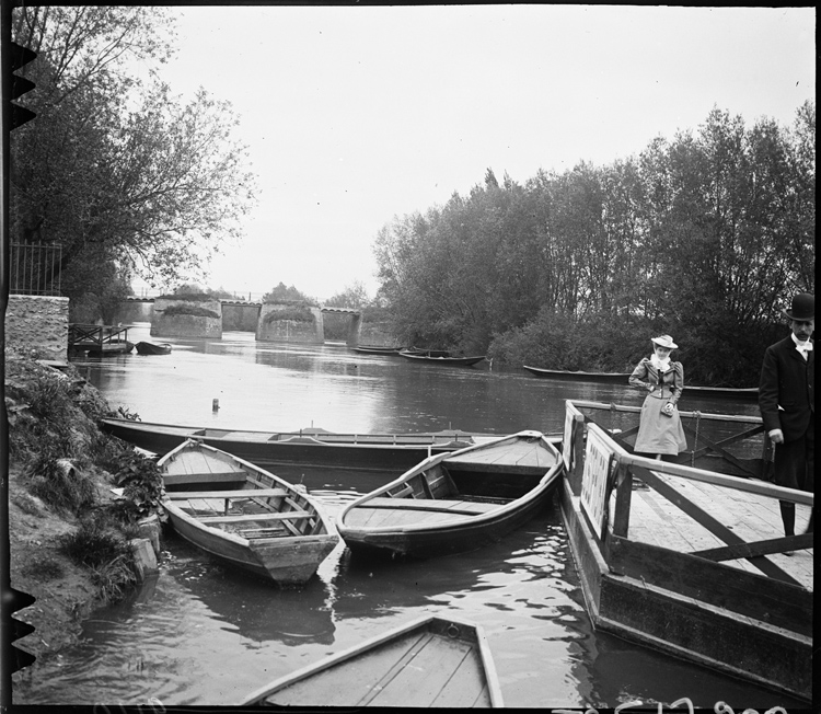Le vieux pont sur la Seine et l’embarcadère [Promeneurs et barques amarrées]