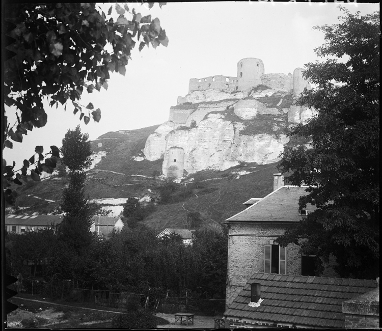 Vue en contre-plongée prise depuis le Petit-Andely