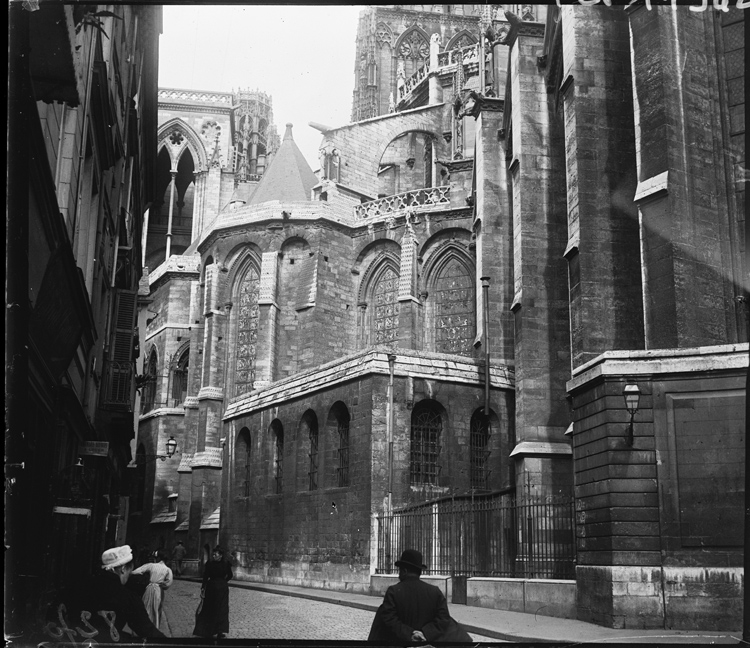 Façade sud prise de la rue des Bonnetiers