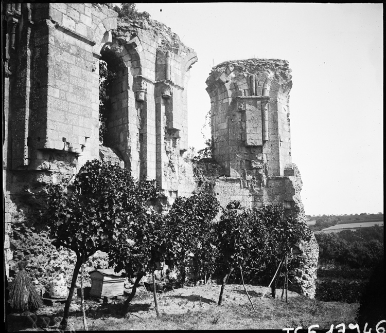 Ruines d’un mur latéral