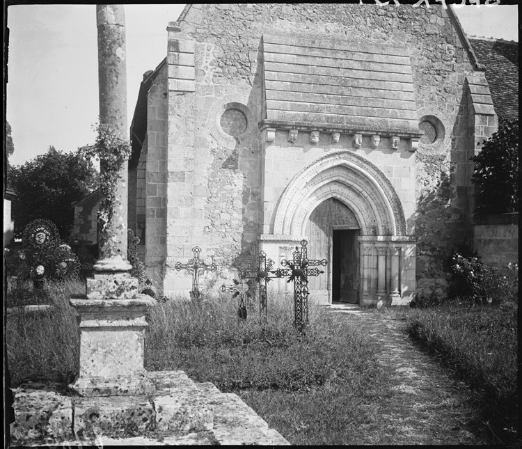 Portail ouest avec cimetière au premier plan