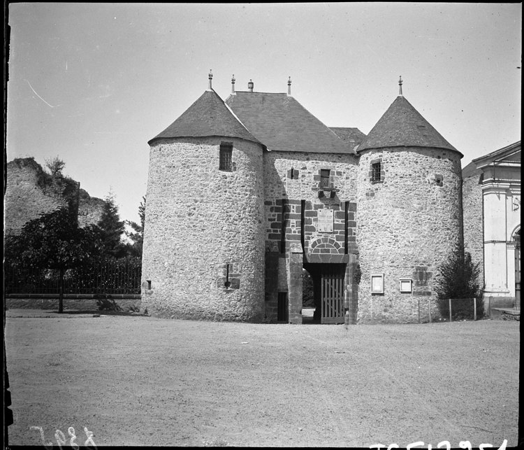 Porterie avec ses deux tours d’angle