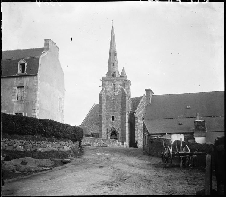 Perspective sur le clocher depuis la rue Gabriel-Vicaire