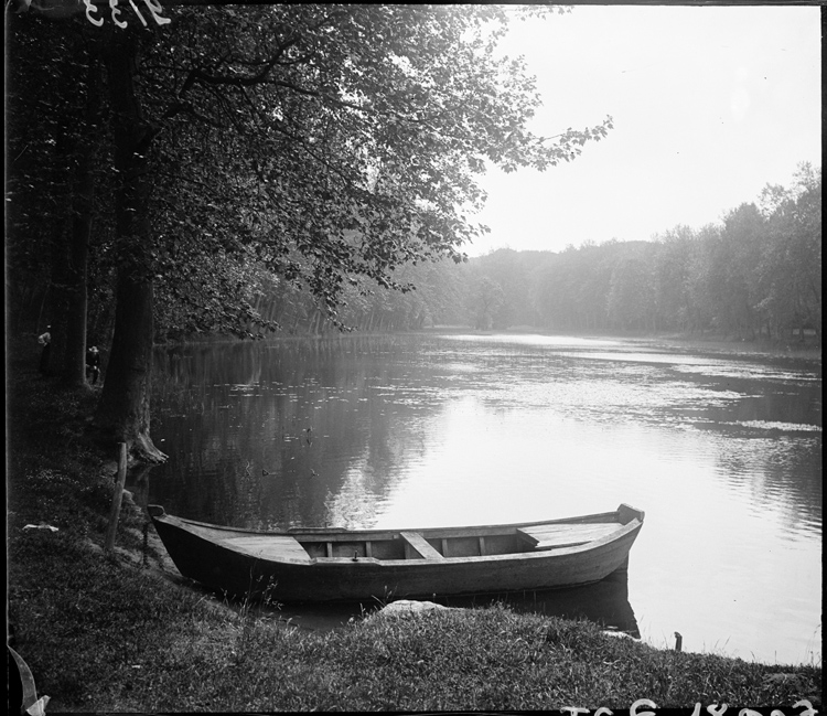 L’étang du Bois Riou [une barque amarrée au premier plan]