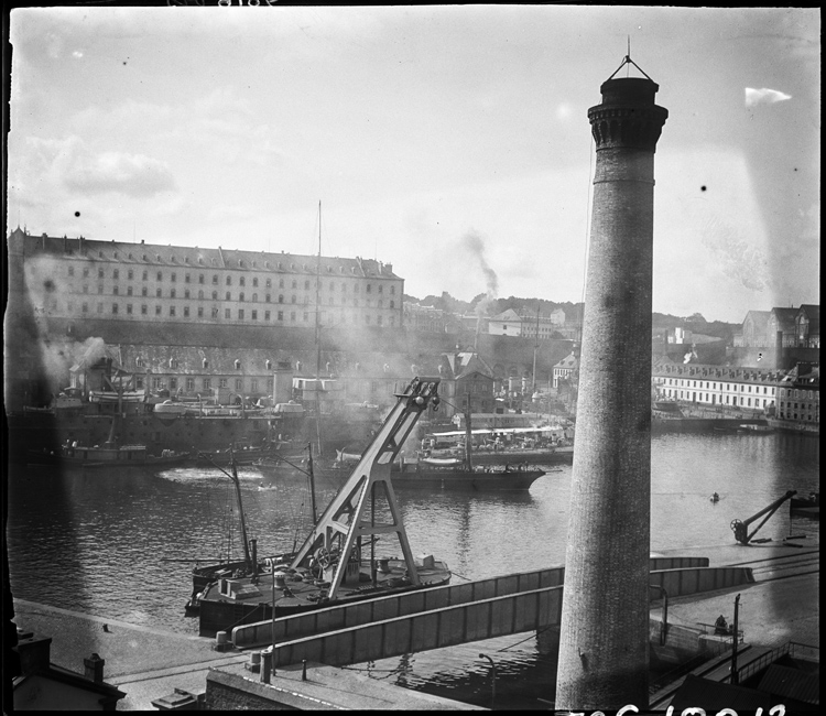 Le port de guerre [une cheminée d’usine au premier plan]
